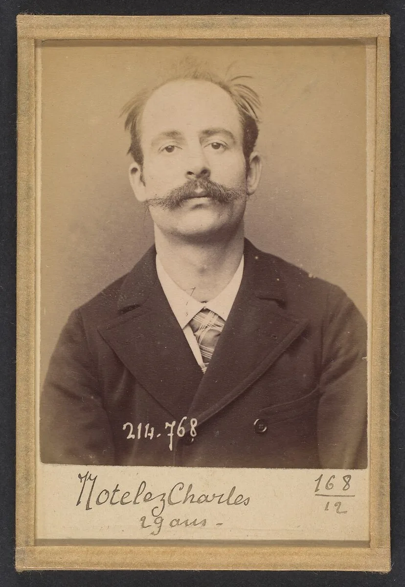 Notelez. Charles, Émile. 29 ans, né à Paris XXe. Portefeuilliste. Anarchiste. 26/2/94. — Alphonse Bertillon