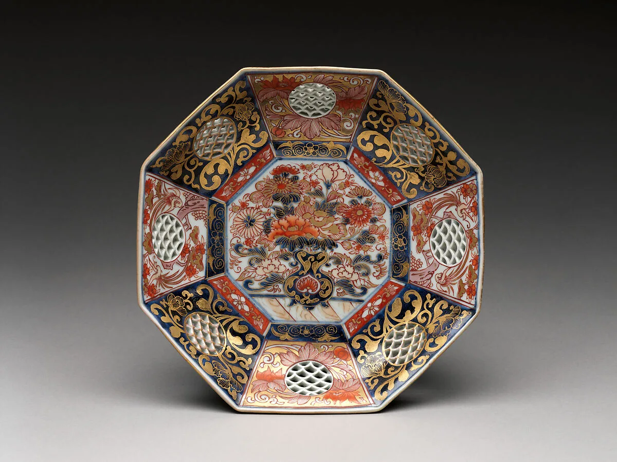 Plate with a vase of flowers — Unknown