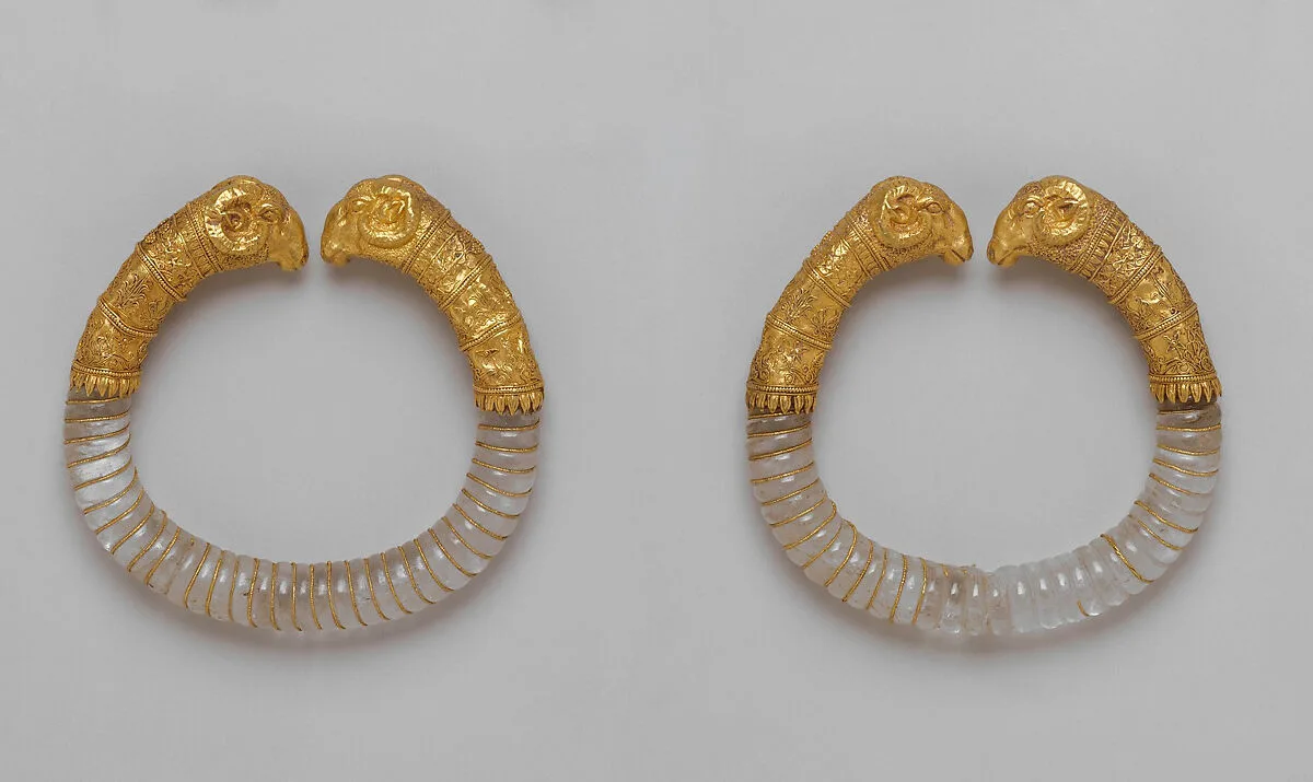 Pair of bracelets with rock crystal hoops and gold rams' heads — Unknown