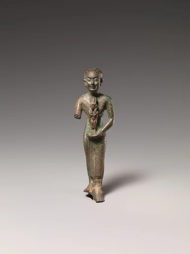 Standing man holding statuette of Nebethetepet or Nehemetaui