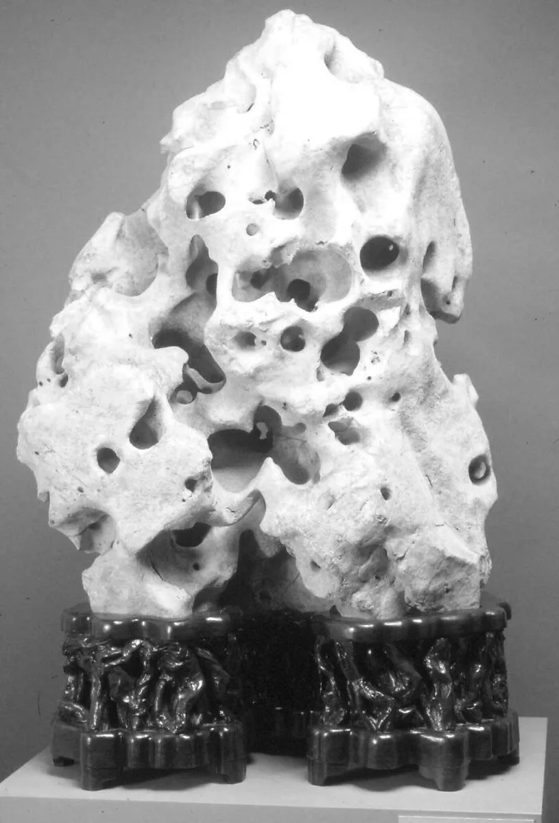 太湖賞石|Rock in the form of a fantastic mountain — Unknown