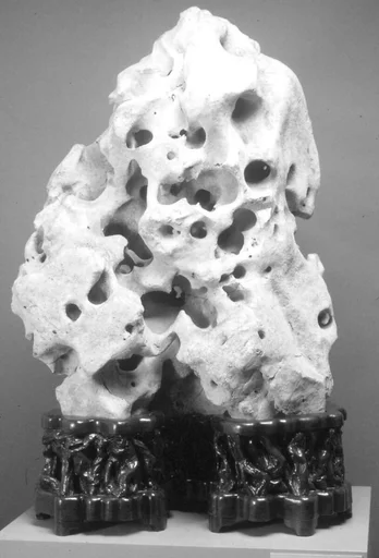 太湖賞石|Rock in the form of a fantastic mountain