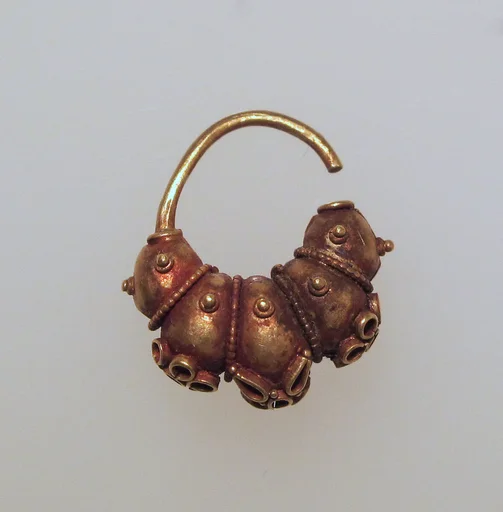 Electrum earring with lobes and rosettes