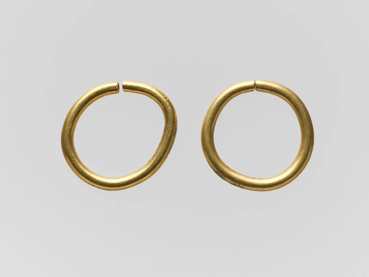 Pair of gold earrings — Unknown