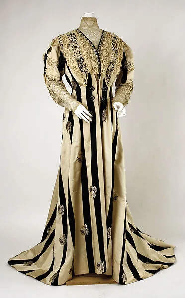 Tea gown — Unknown