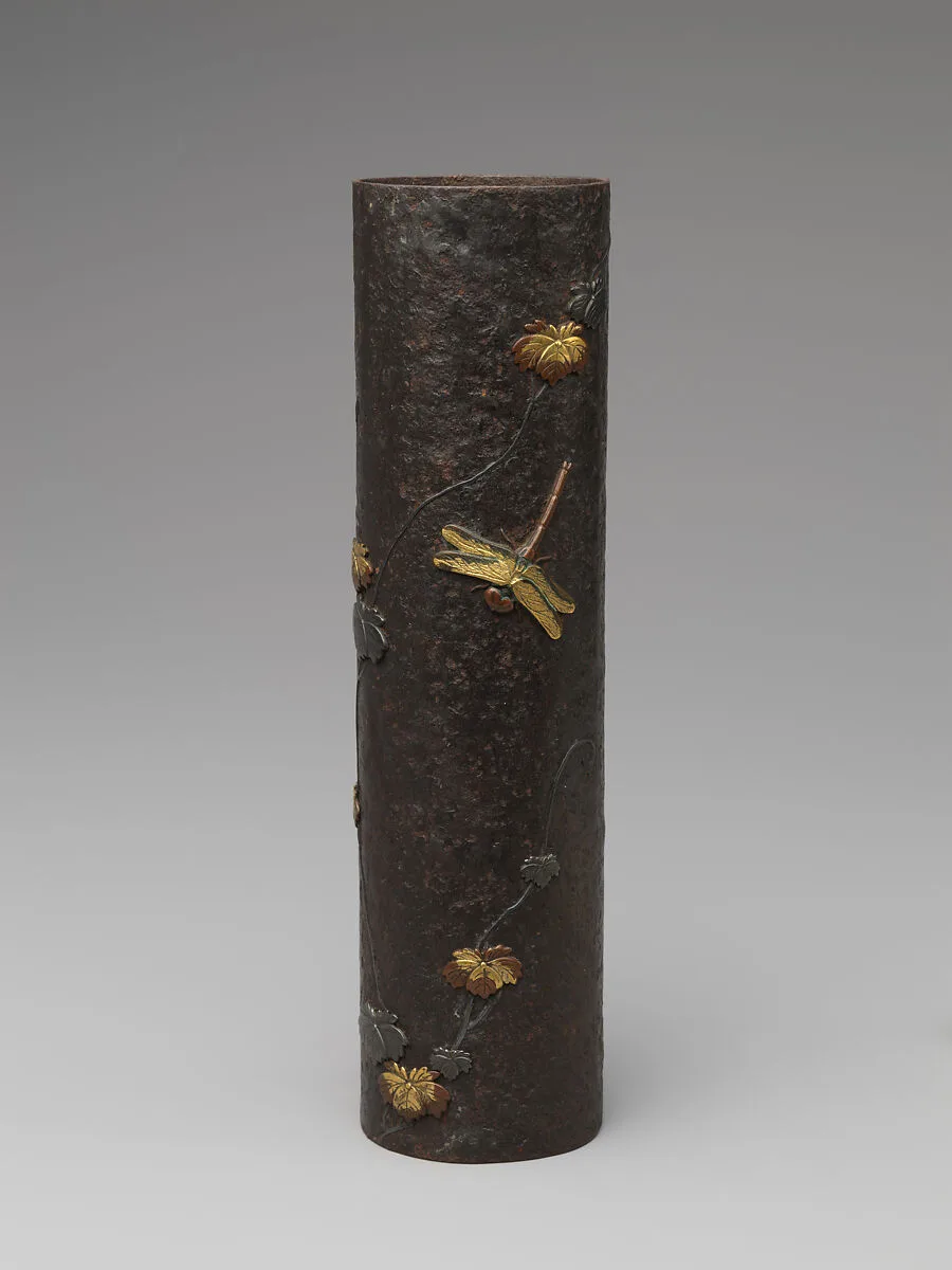 蔦蜻蛉模様金銀象嵌鉄掛花入|Hanging Vase with Ivy and Dragonflies — Unknown