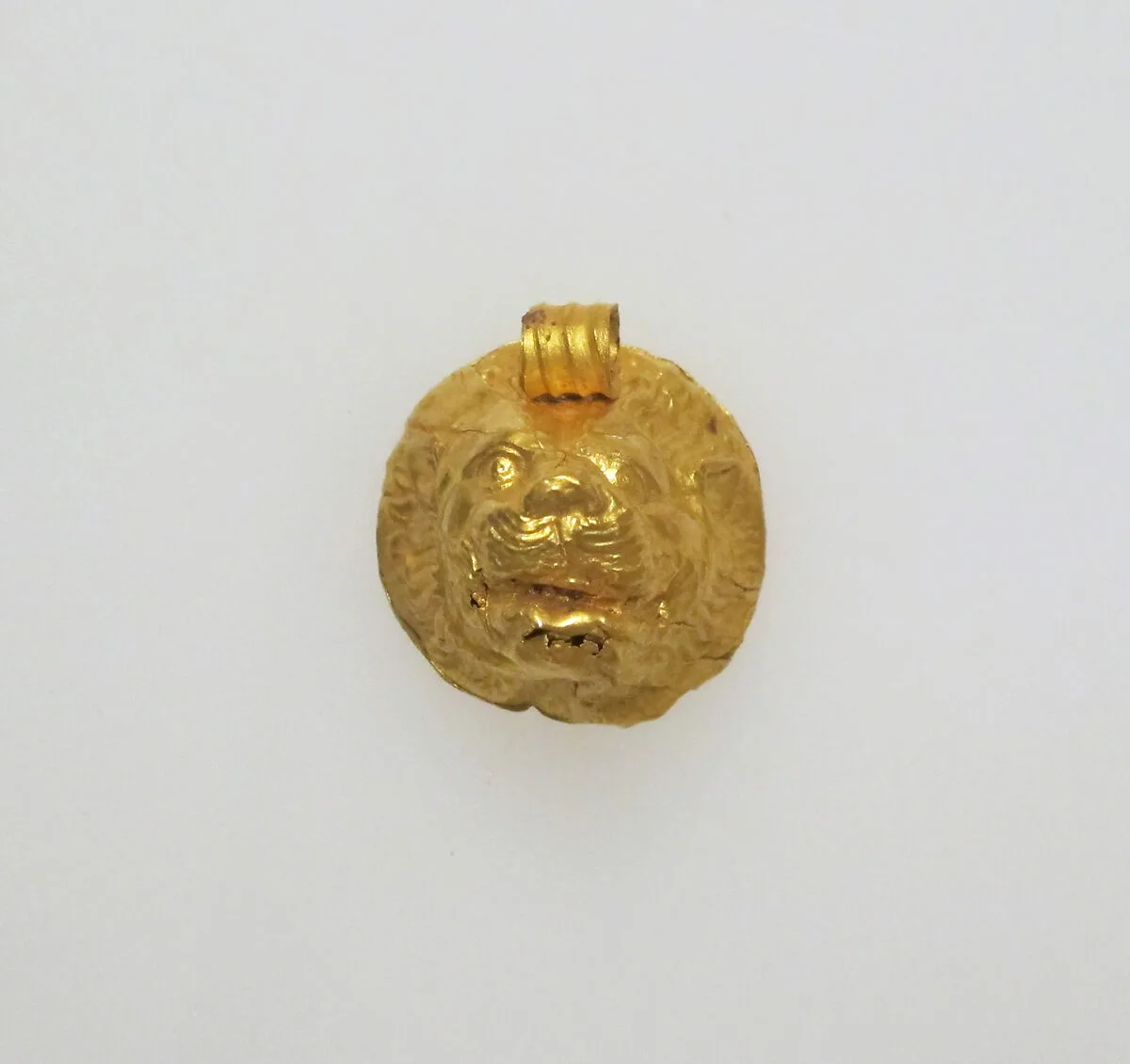 Pendant in the form a lion's head — Unknown