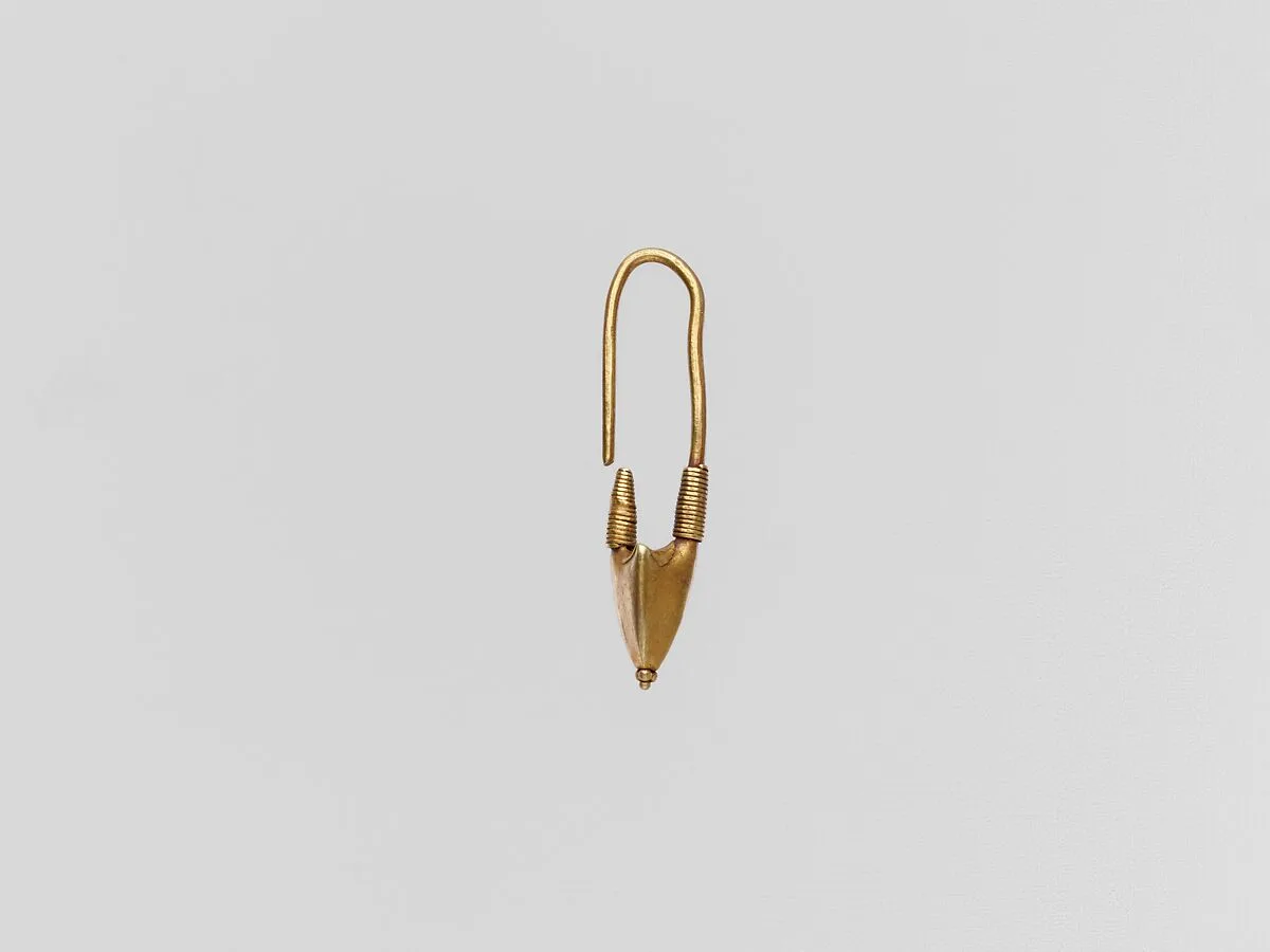 Gold earring with elongated body — Unknown