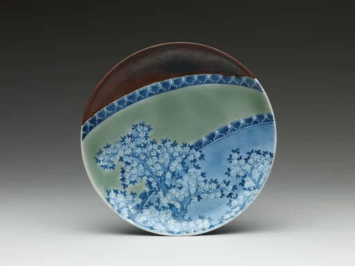 青磁染付銹地桜花幔幕文皿|Dish with Cherry Blossoms and Textile Curtains