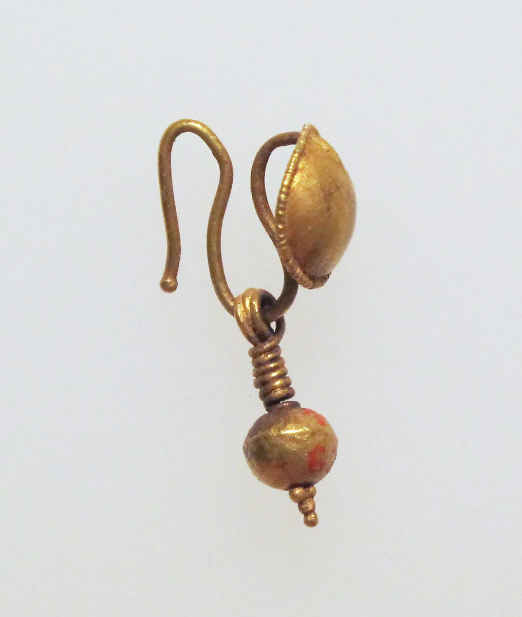Gold earring with disc and pendant — Unknown