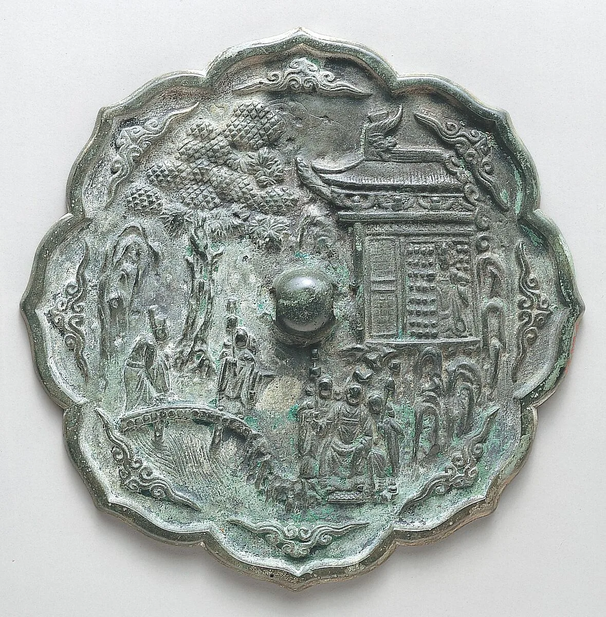 동제 사람 궁궐 무늬 꽃 모양 거울 고려|銅製人物殿閣文花形鏡 高麗|Mirror decorated with figures in a landscape — Unknown