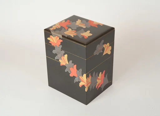 山本春正派 躑躅花環蒔絵重箱|Tiered Food Box (Jūbako) with Garland of Azaleas