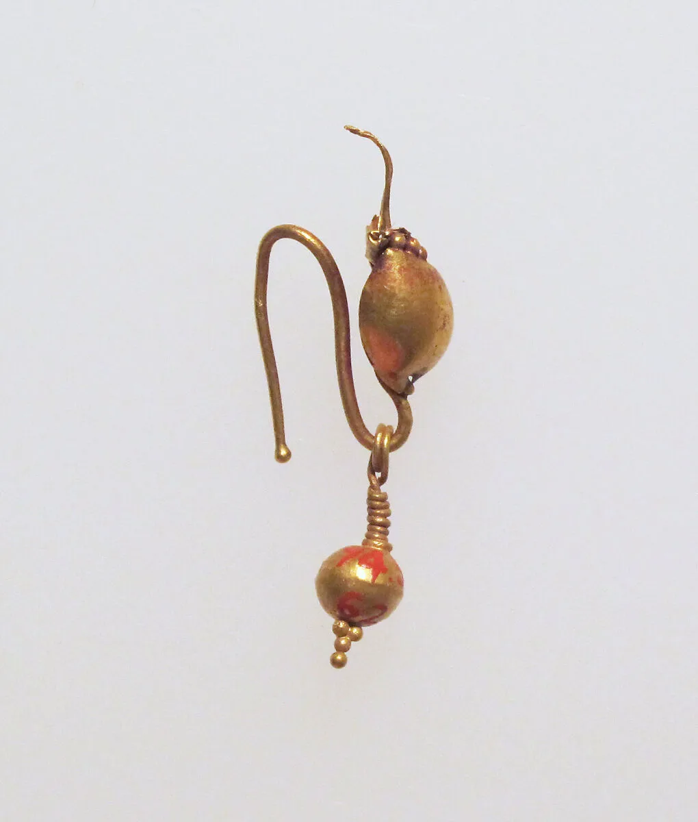 Gold earring with disc and pendant — Unknown