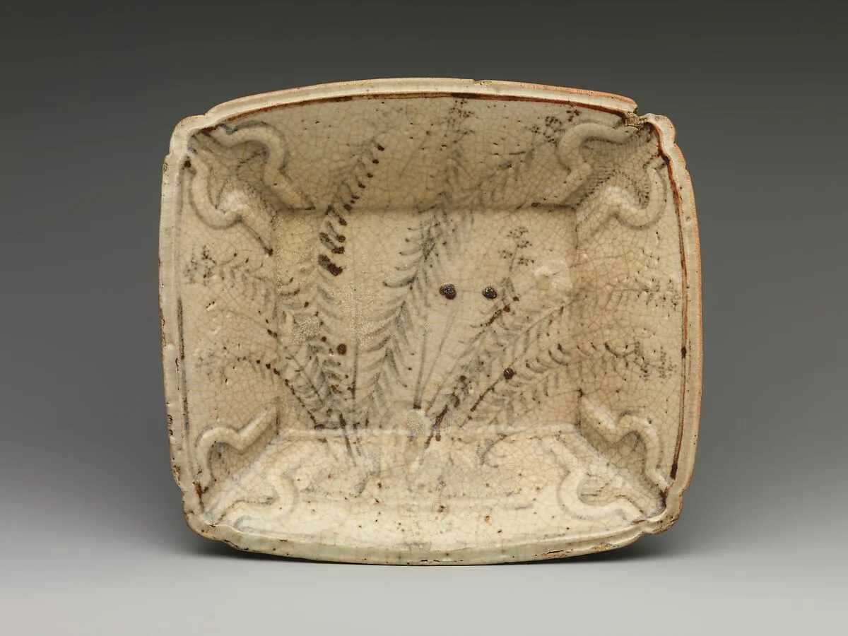 絵志野秋草文額皿|Molded Dish with Autumn Grasses — Unknown