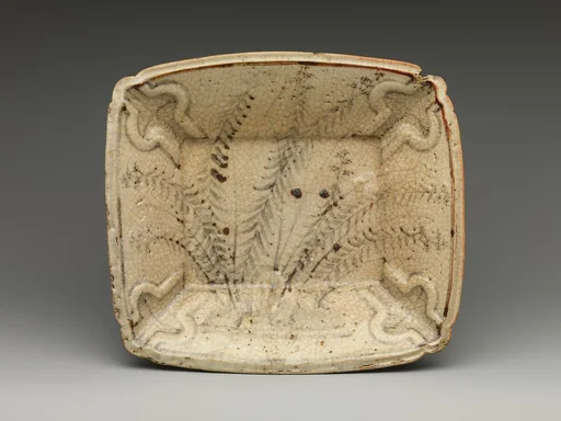 絵志野秋草文額皿|Molded Dish with Autumn Grasses