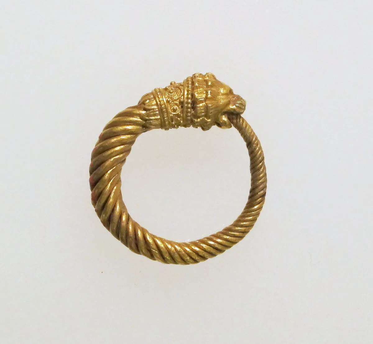 Earring with head of lion — Unknown