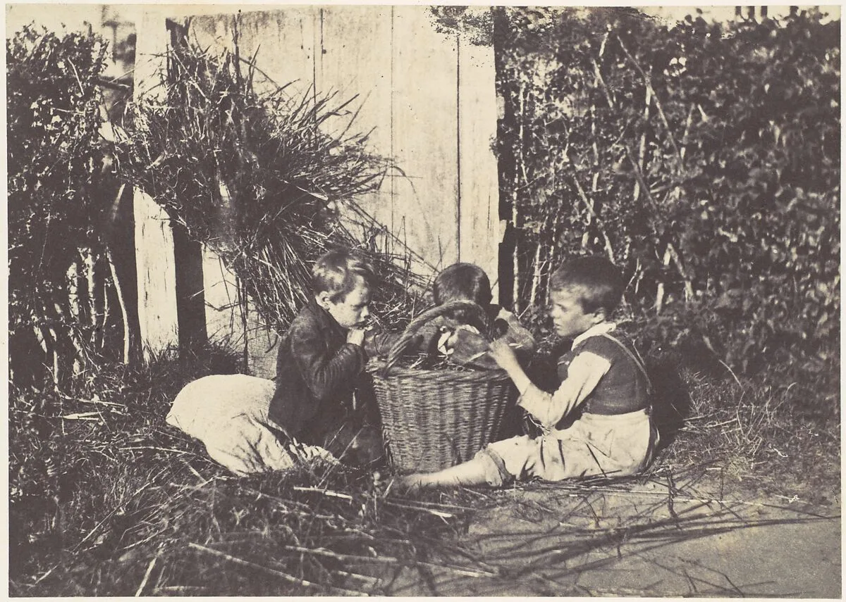 Trois jeunes enfants assis autour d'un panier — Unknown|Imprimerie photographique de Blanquart-Évrard, à Lille