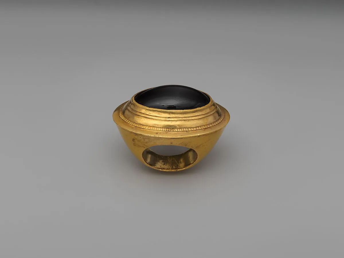 Gold ring with garnet — Unknown
