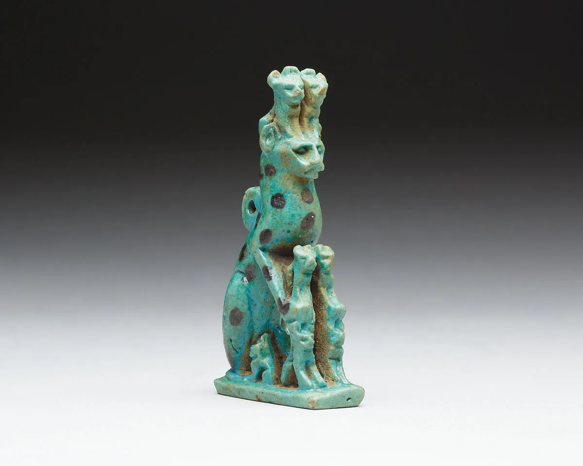 Cat with kittens amulet — Unknown