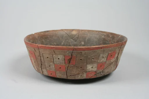 Incised bowl with geometric pattern