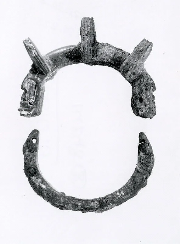 Hinged bracelet with lions' heads — Unknown
