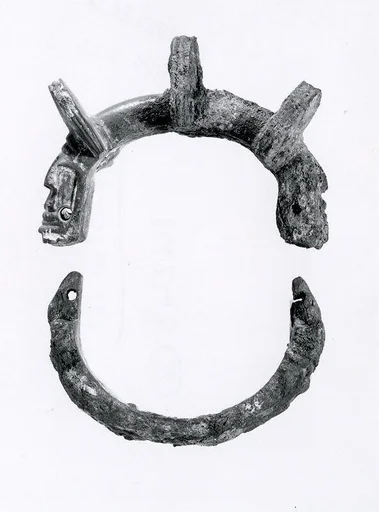 Hinged bracelet with lions' heads