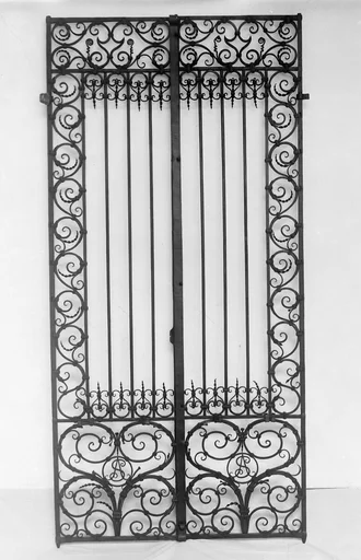 Folding doors of a screen