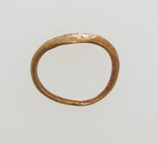 Gold ring with inscribed bezel
