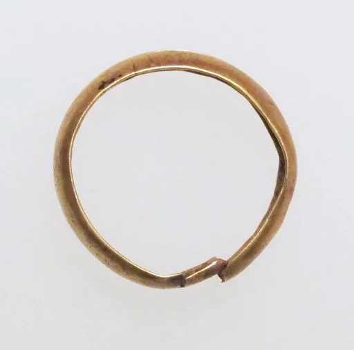 Ring with hollow hoop