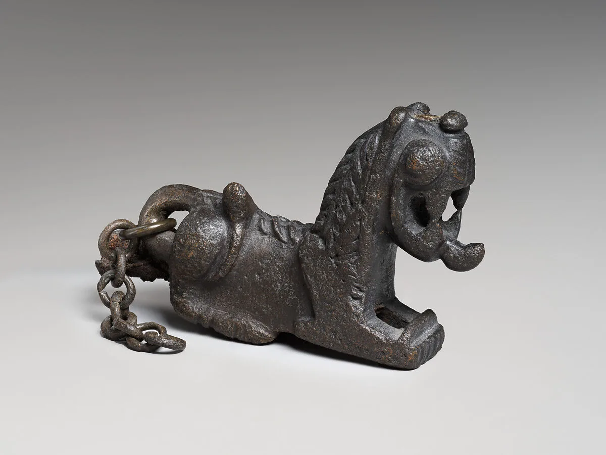 Pin in the form of a lion — Unknown