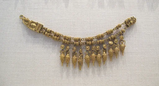 Gold necklace with pendants of amphora and beads