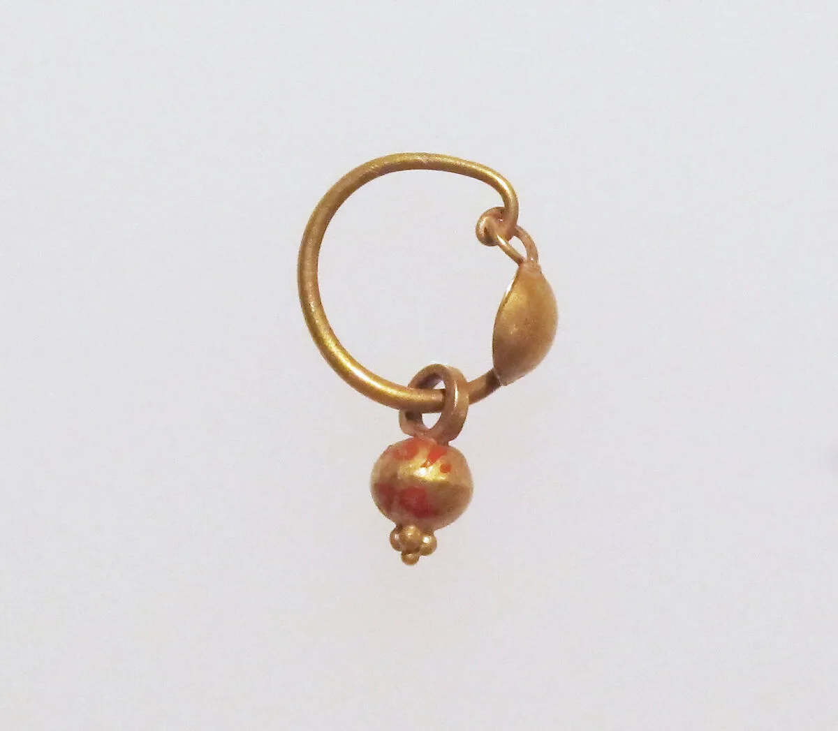 Gold earring with disc and pendant — Unknown