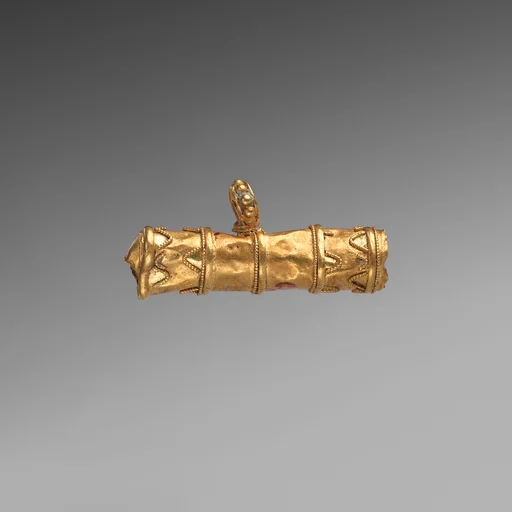 Gold amulet case
