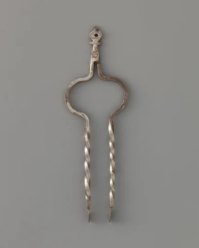Miniature tongs (part of a set)