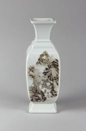 清雍正  景德鎮窯墨彩山水瓶|Vase with landscape