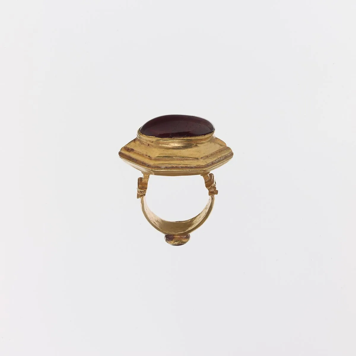 Gold and cabochon garnet ring — Unknown