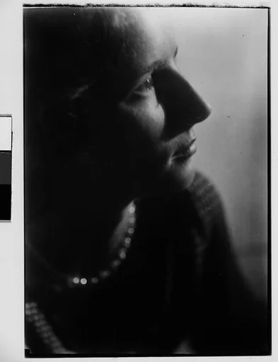 [Right Profile of Unidentified Woman: Dorothy Harvey?]