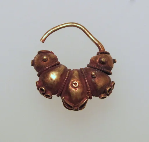 Electrum earring with lobes and rosettes