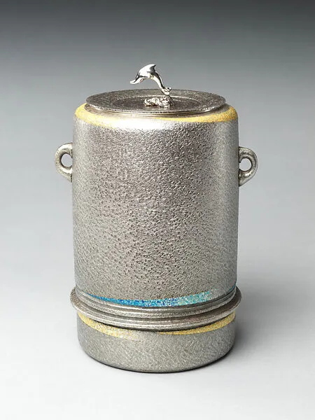 宮田亮平作 南鐐金彩 イルカ文水指|Silver Freshwater Jar with Dolphin (Nanryō irukamon mizusashi) — Miyata Ryohei 宮田亮平