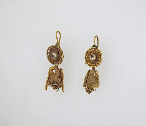 Earring with pendants and pearl