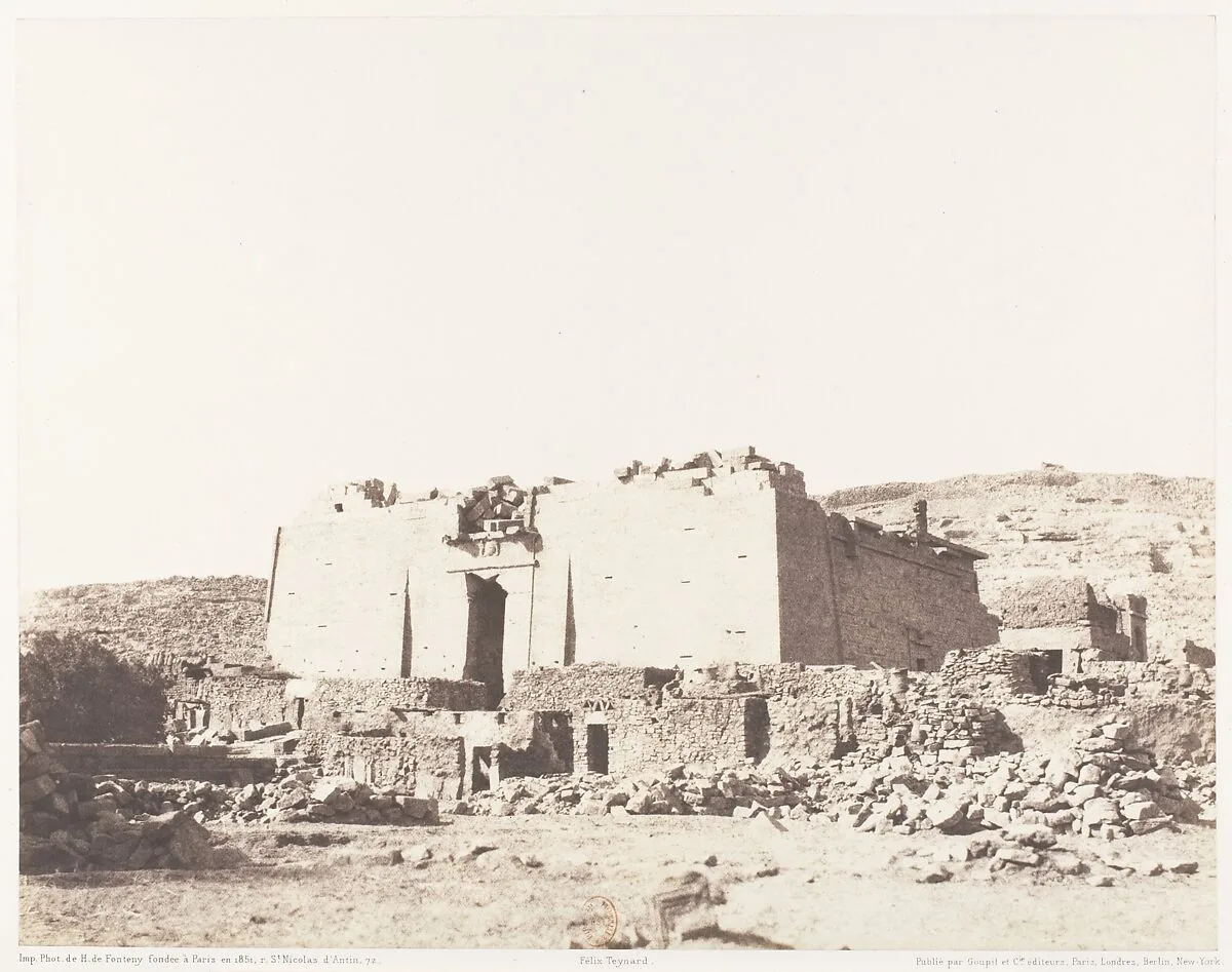 Kalabcheh (Talmis), Ruines du temple - Façade et Mur d'Enceinte — Félix Teynard|Imprimerie Photographique de H. de Fonteny et Cie