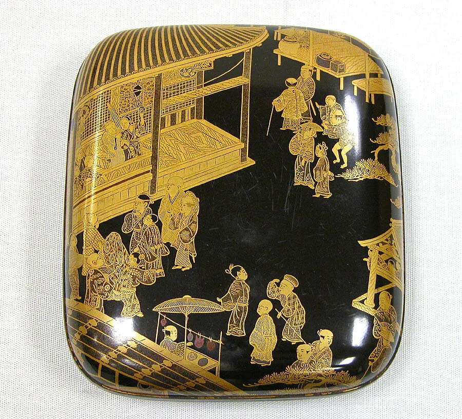 幸阿弥新三郎作 壬生狂言蒔絵小箱|Small Box (Kobako) with Kyōgen Theater Scene at Mibu Temple in Kyoto — Kōami Shinzaburō