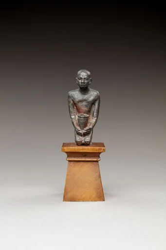 Pediusir kneeling, holding a jar