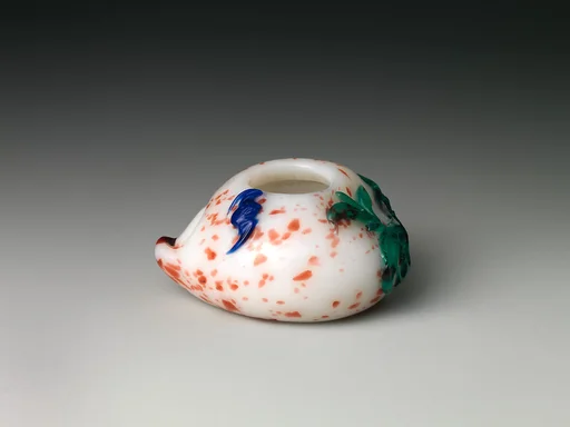 清乾隆 套色玻璃桃形洗|Brush washer in the shape of a peach