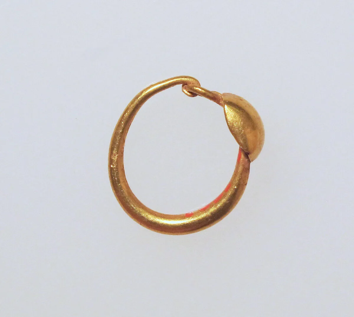Earring with plain loop and disc — Unknown