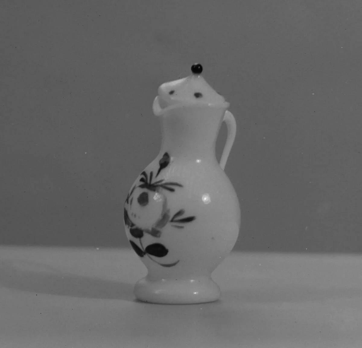 Miniature coffeepot with cover (part of a dollhouse set) — Unknown
