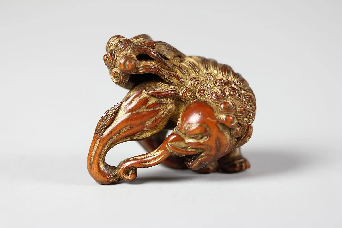 獏木彫根付|Crouching Baku (Mythical Creature) — Sadatake