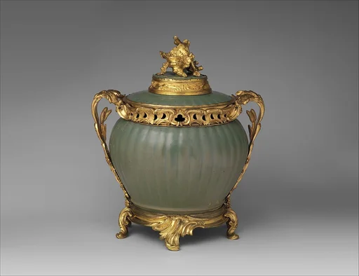 Potpourri bowl with cover