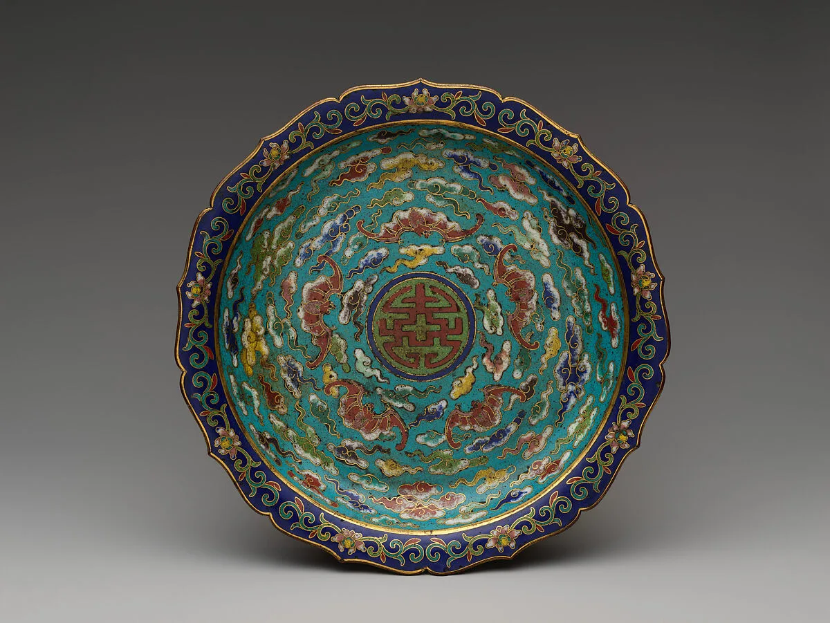 清中期 銅胎掐絲琺瑯五蝠捧壽紋盤|Foliated dish with bats amid clouds — Unknown