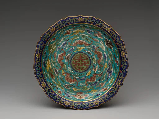 清中期 銅胎掐絲琺瑯五蝠捧壽紋盤|Foliated dish with bats amid clouds